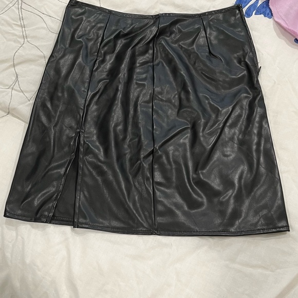 Faux leather skirt - Picture 2 of 5